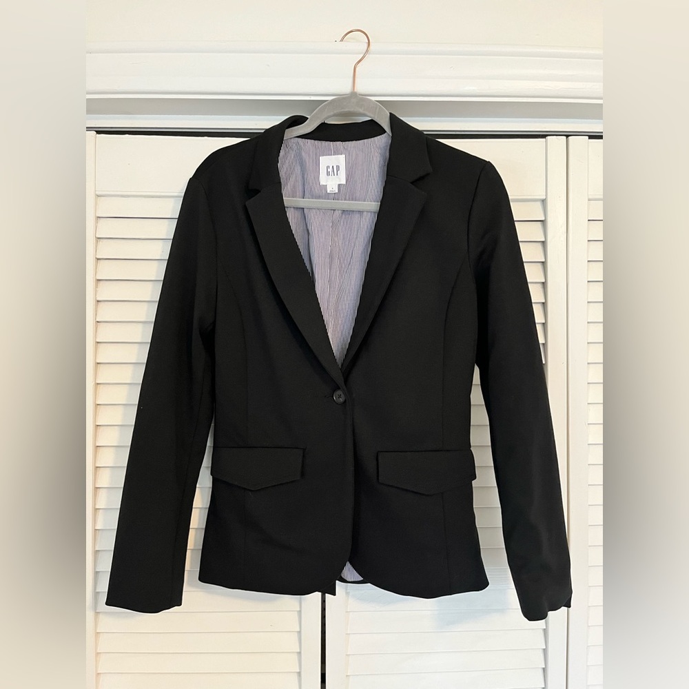 Black blazer from the Gap. Size 4. A business wardrobe staple.
